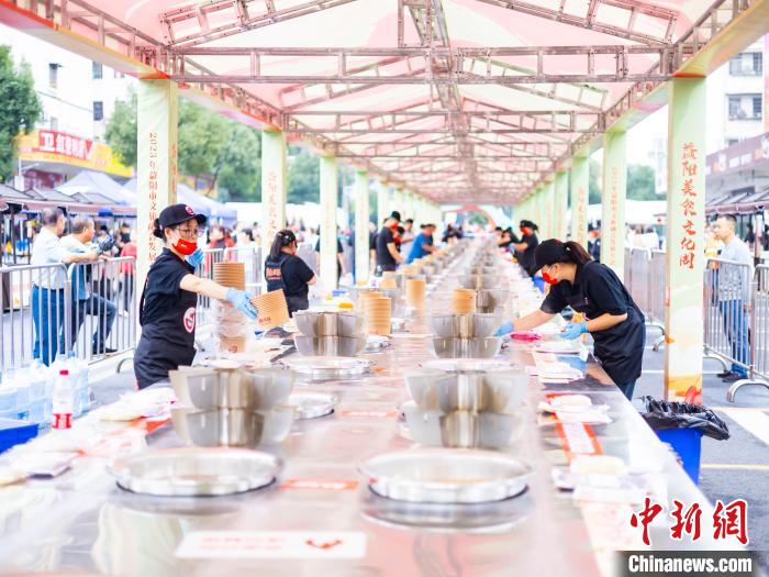 万人畅享十万串麻辣烫 世界最长麻辣烫桌湖南益阳诞生(图2)