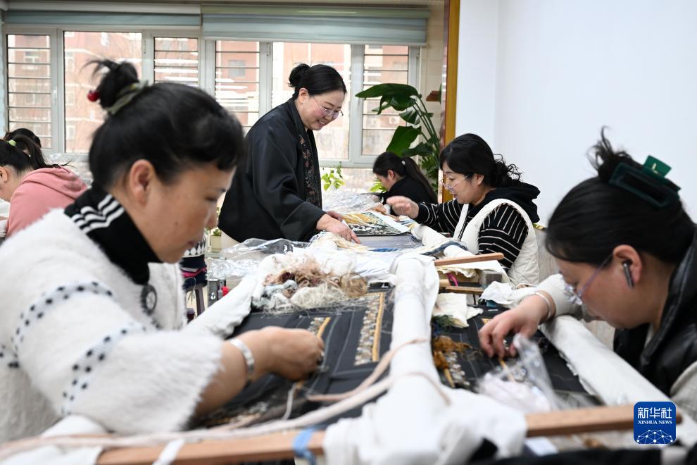 传承非遗 巧手绣出致富路(图7)