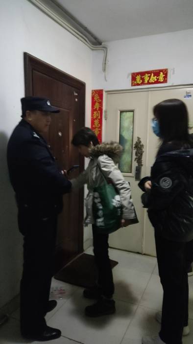 1月5日联系包片民警入户现场3.jpg