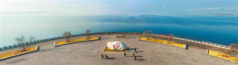 多彩盐湖(图1)