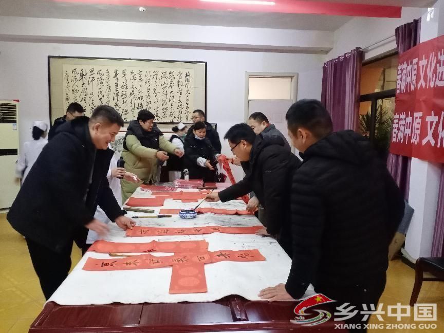 商丘梁园区文旅局、梁园区文化馆走进商丘世鹏医院开展义写春联(图3)