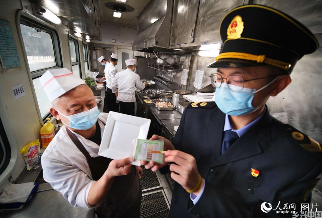 2月6日，天津铁路疾控中心工作人员在天津站T253次餐车上对餐具消毒状况进行检测。
