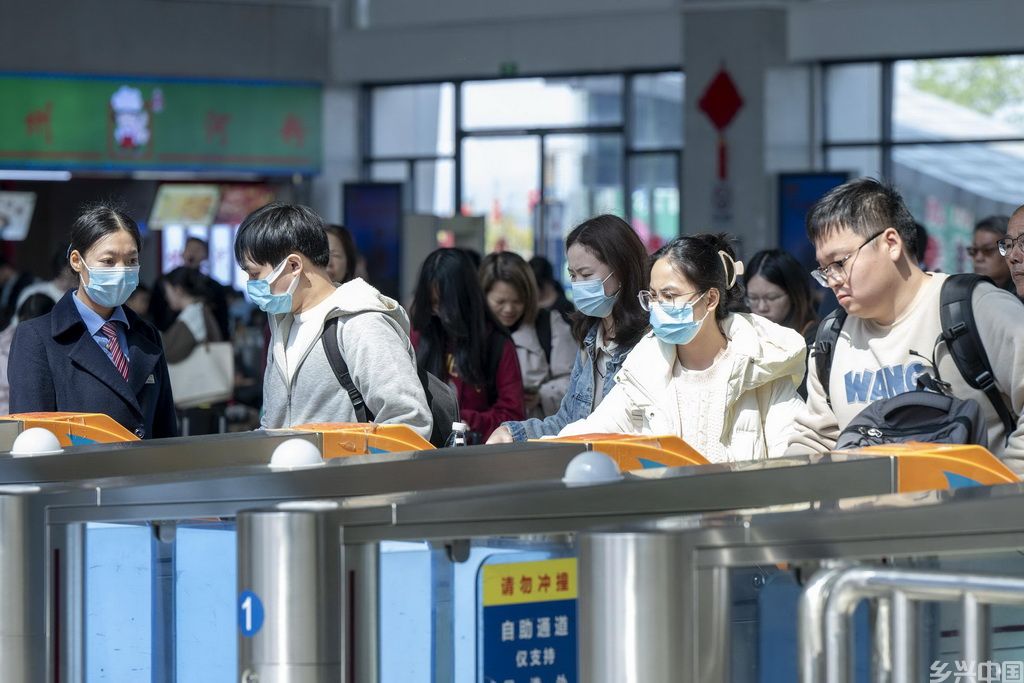 2月16日，旅客在广西梧州南站进站乘车。新华社发（何华文摄）