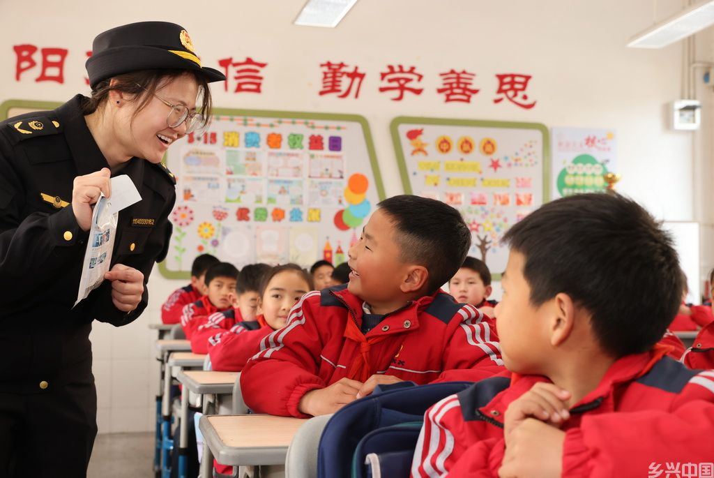 3月13日,在浙江省湖州市德清县乾元镇中心小学,市场监管执法人员向学生们传授如何正确消费及消费维权。新华社发(倪立芳摄)