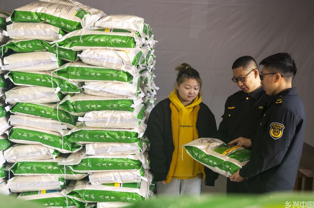 3月13日,江苏省泰州市姜堰区农业执法大队执法人员对顾高镇一家农资经营网点库存化肥进行检查。新华社发(汤德宏摄)