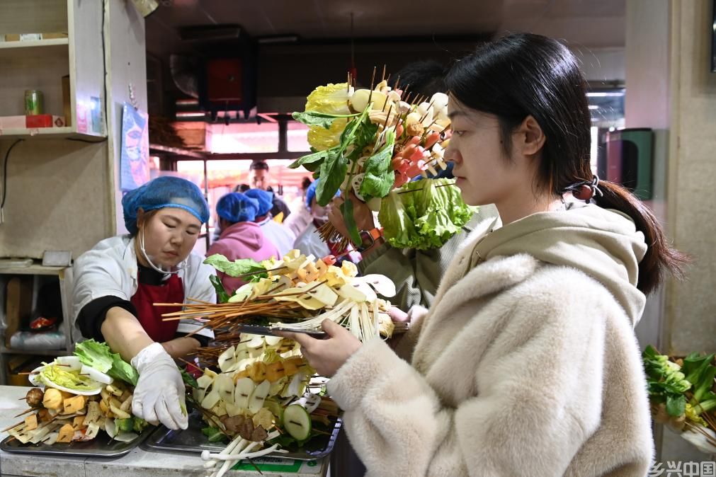 麻辣烫三大“灵魂”原料里的乡村振兴新图景(图1)