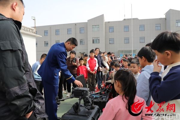 山东滨州：全国中小学安全教育日 走进消防站安全伴我行(图1)