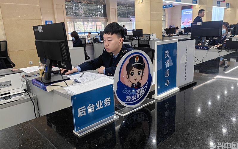 “没办成，我来办”服务柜台。江轩摄