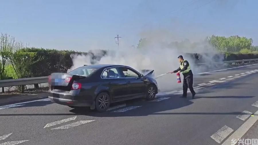 寻亲人，救伤者，及时扑灭自燃车……山东交警守护假期平安(图9)