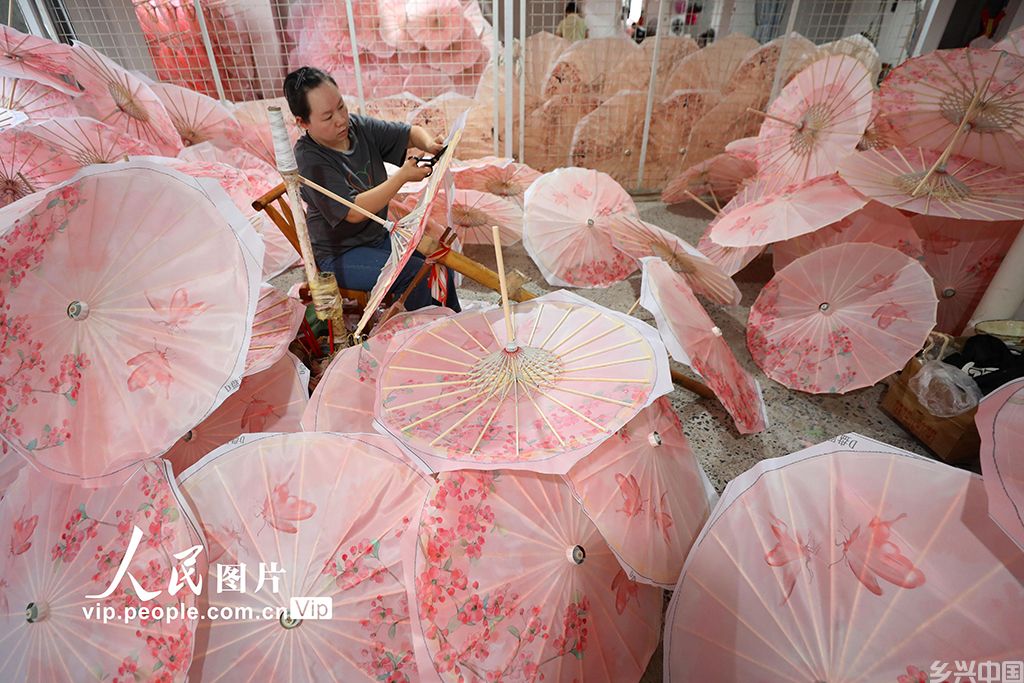 湖南衡阳:“非遗”油纸伞 撑起增收路