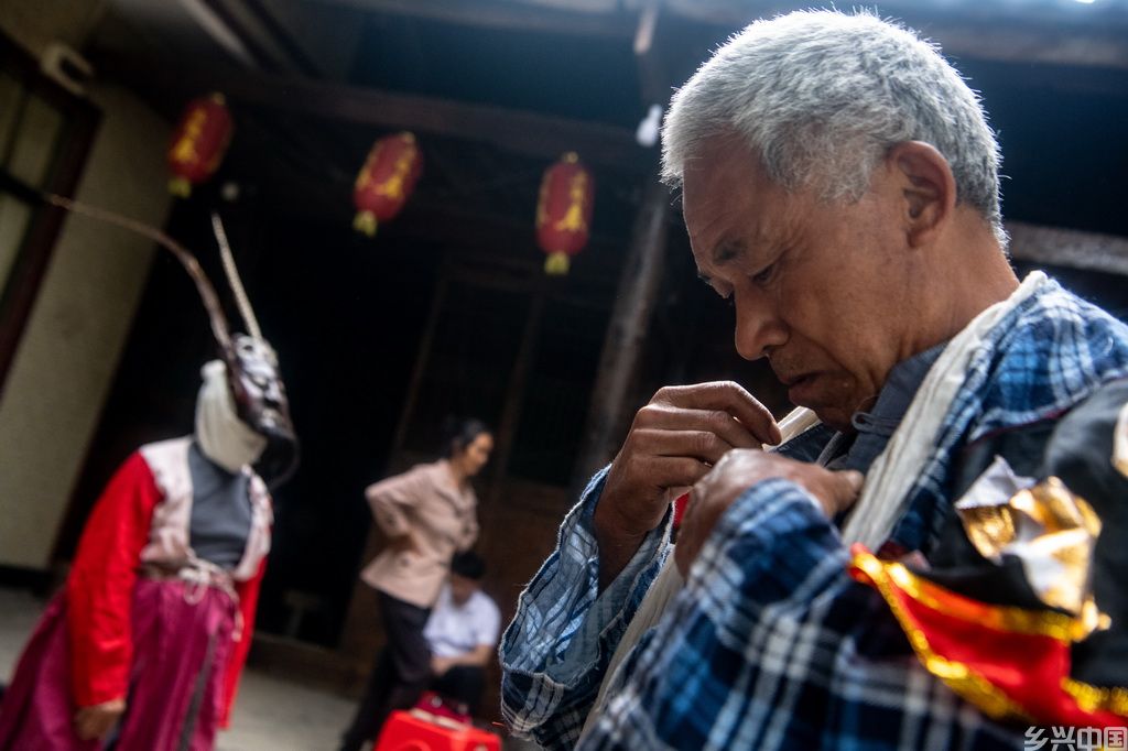 5月16日，陈永霞（右）在更换阳戏戏服。