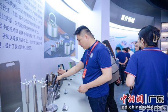 采风团走进“华南钛谷”项目调研。活动主办方供图 采风团走进“华南钛谷”项目调研。活动主办方供图