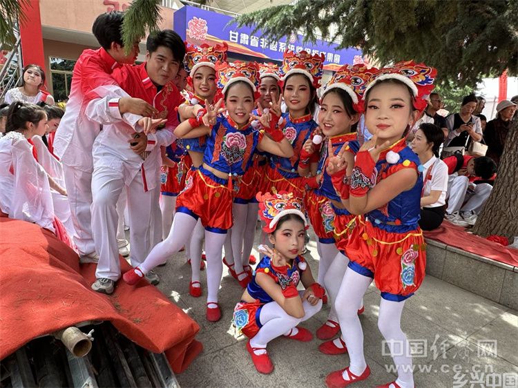 香约庆阳 端午非遗花式香包“扮靓”老区(图1)