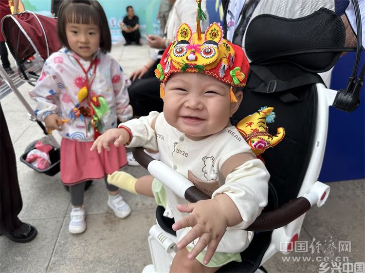 香约庆阳 端午非遗花式香包“扮靓”老区(图2)