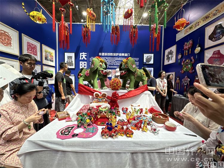 香约庆阳 端午非遗花式香包“扮靓”老区(图4)