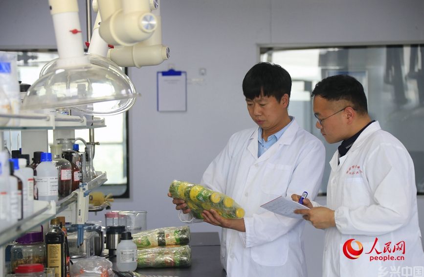 工作人员研发大蒜制品。人民网 霍亚平摄