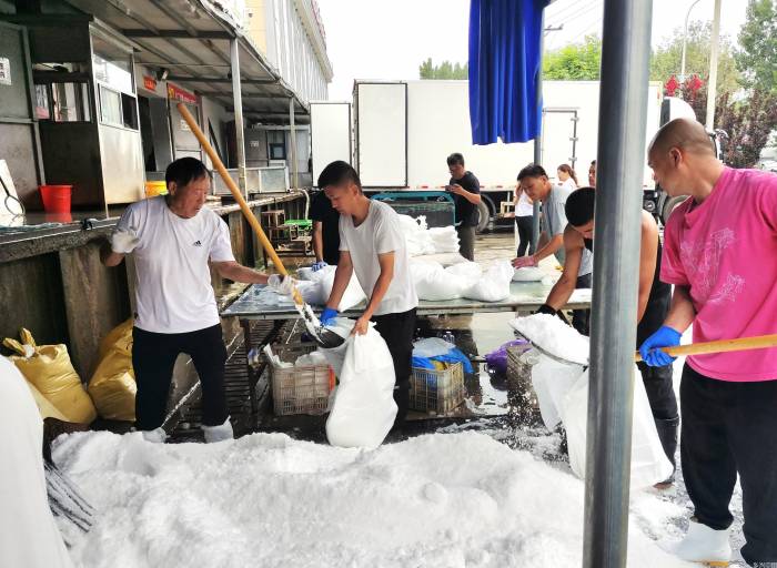 新发地制冰场日供千吨冰块让蔬菜“鲜到家”，西瓜量大价低(图2)