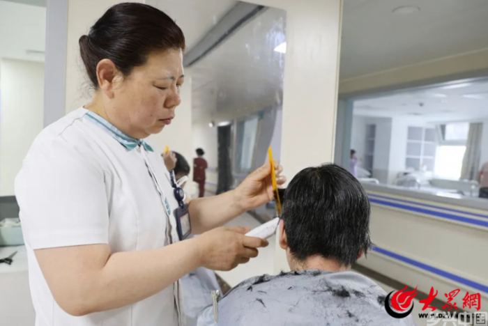 滨州市人民医院:一把推子的见证(图2)