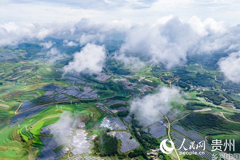 航拍贵州省威宁县仙水窝农业光伏电站。人民网记者 涂敏摄