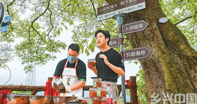 在重庆市綦江区赶水镇石房村，主播在进行直播带货，助农销售当地特产草蔸萝卜干。陈星宇摄（人民视觉）