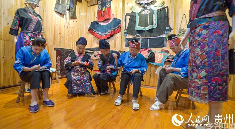 绣娘们正在制作绣品。人民网 阳茜摄