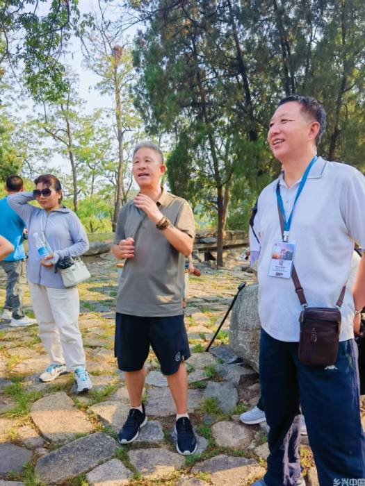 “爱我中华 墨韵泰山”全国艺术名家泰山采风行暨致敬新中国成立75周年书画作品展”在泰安拉开帷幕