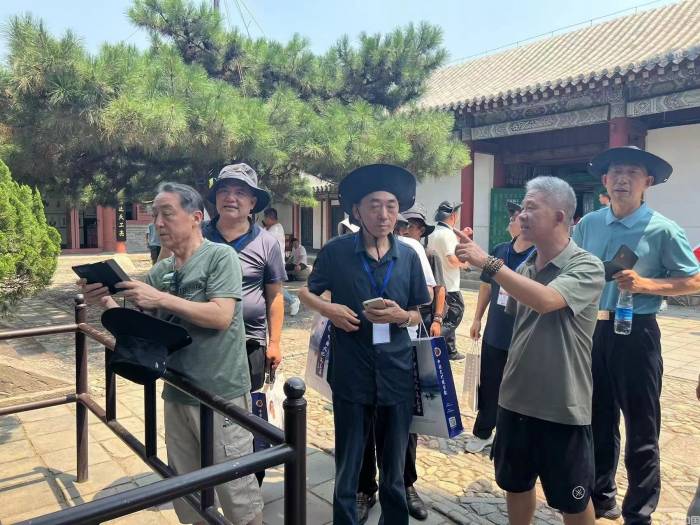 “爱我中华 墨韵泰山”全国艺术名家泰山采风行暨致敬新中国成立75周年书画作品展”在泰安拉开帷幕