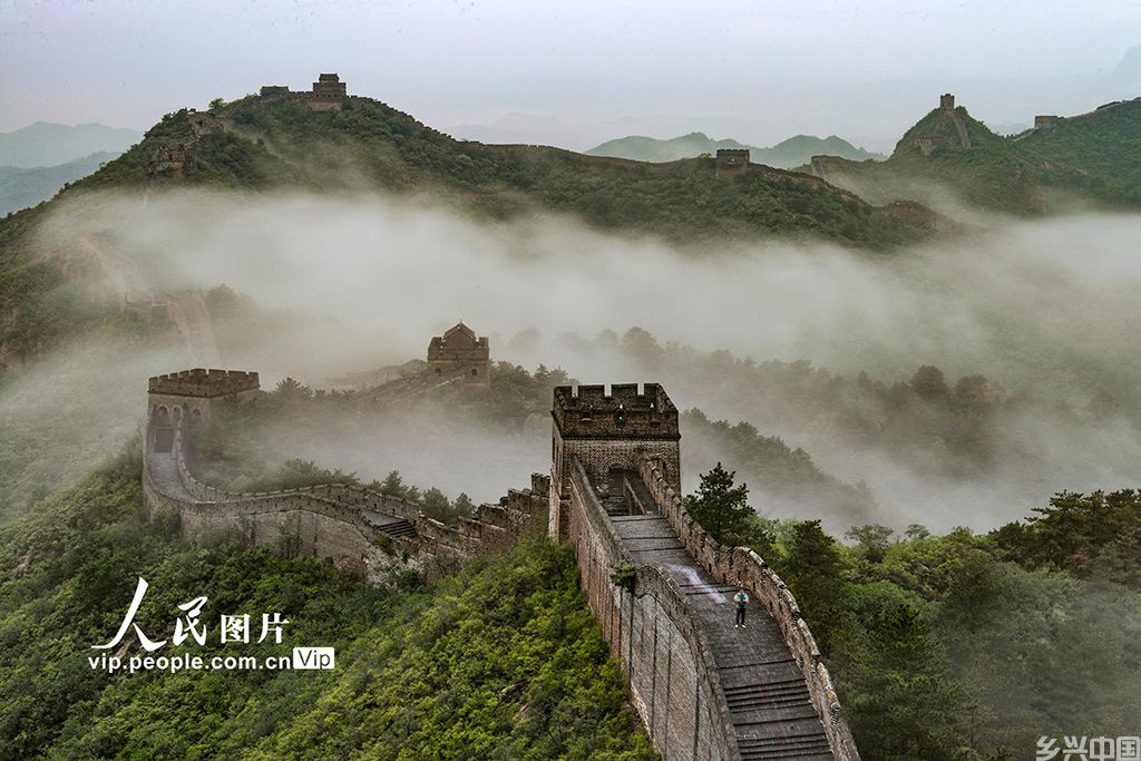 河北承德：金山岭长城雨后现云海景象