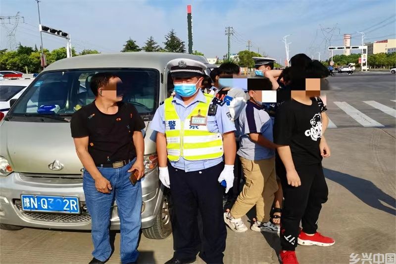 商丘公安局交警支队开展面包车超员等突出违法集中整治月专项行动(图1)