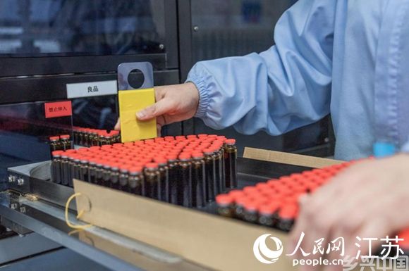 制剂车间内刚刚完成良品智能检测的成品。人民网 余乐摄