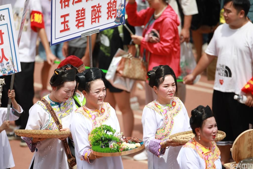 电商带货：产销两旺 富足山乡——贵州村超“踢”出就业增收新天地(图2)