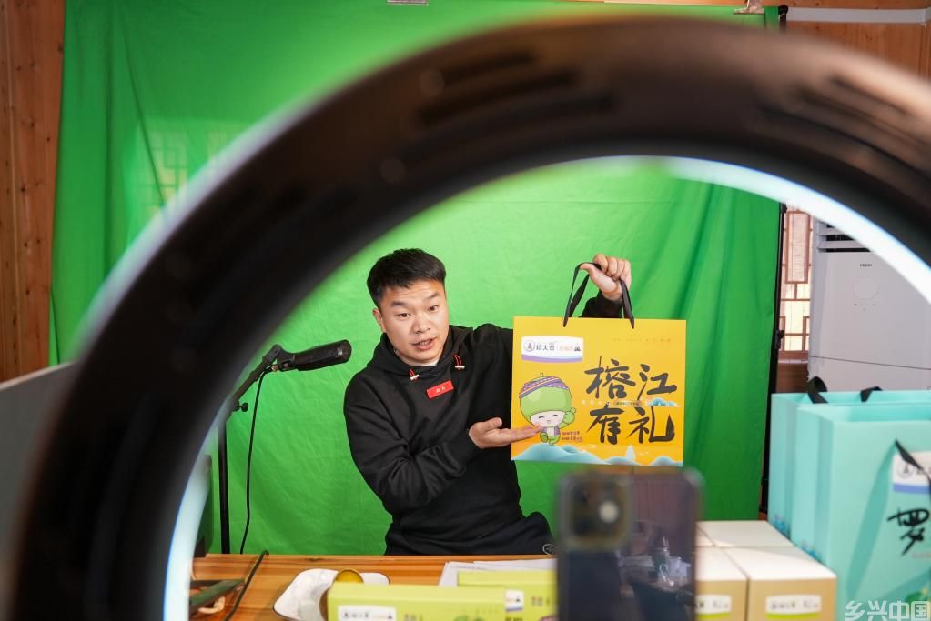 电商带货：产销两旺 富足山乡——贵州村超“踢”出就业增收新天地(图3)