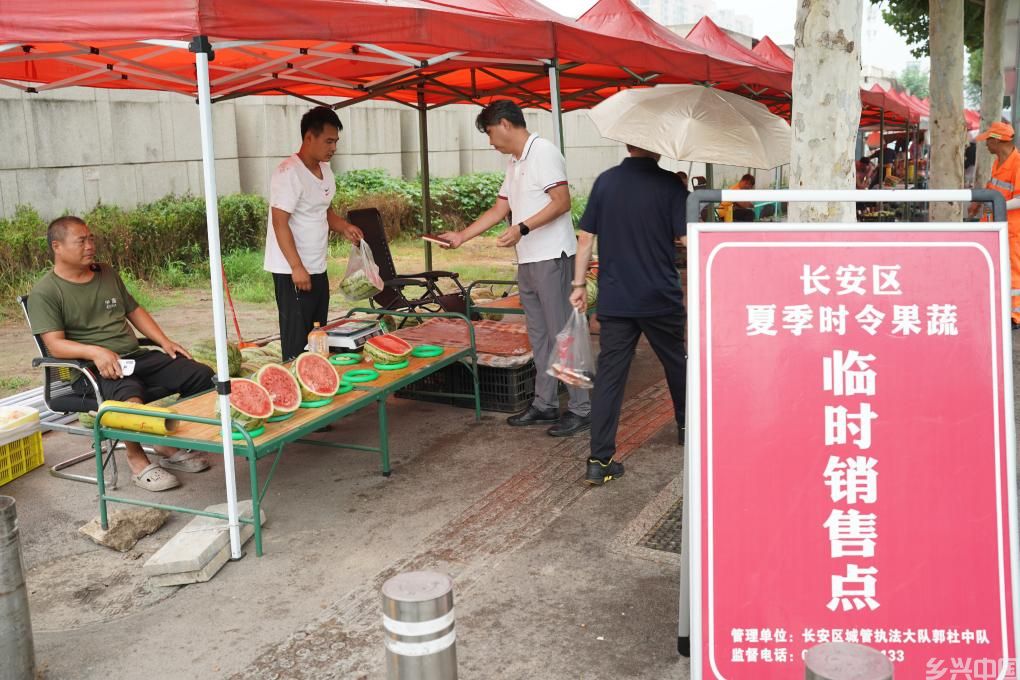瓜果摊上感受“民生温度”(图1)