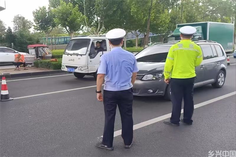 商丘市公安局交警挥汗如雨坚守执勤一线，永不服“暑”不让交通“中暑”(图3)