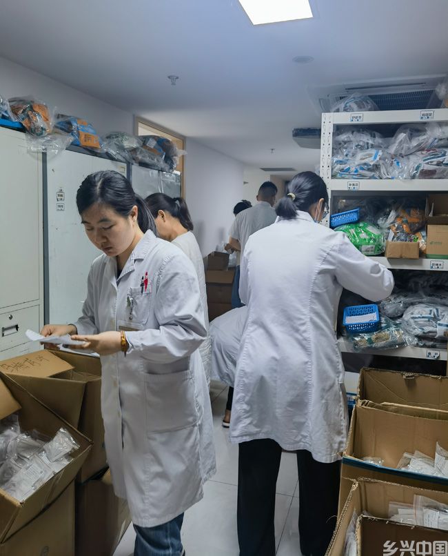 工作人员正在寄送中药茶饮。成都市第一人民医院供图
