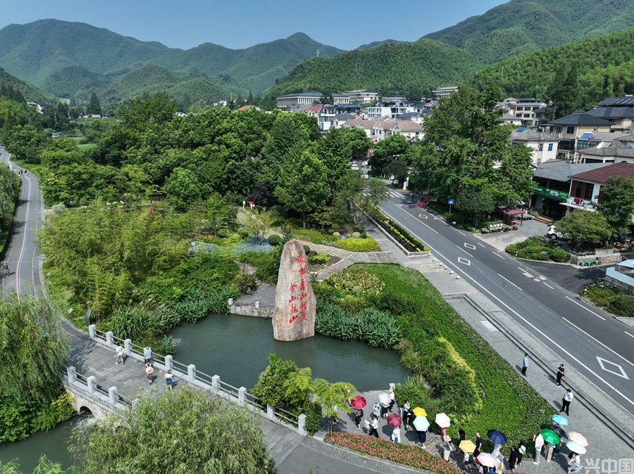 “绿水青山就是金山银山”——习近平推动生态环境保护的故事(图2)