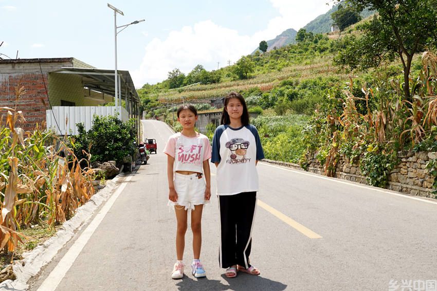 罗馨怡和妹妹罗思柳来到当年拍照的地方。受访者供图