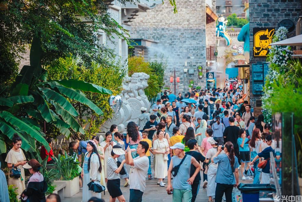 一家餐馆近半数顾客为何争相背诵古诗词？(图1)