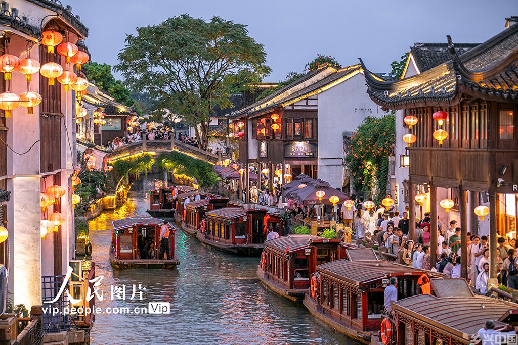 江苏苏州：千年运河点亮“夜经济”