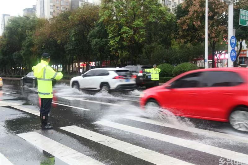中秋假期最后一天 商丘交警雨中坚守全力保畅通(图1)