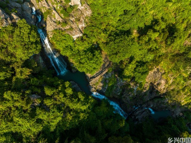 “龙潭晓瀑”景区。新览村供图