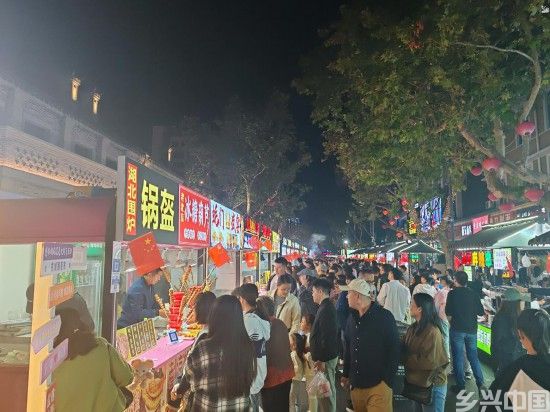 威海东城路夜市人群熙攘。