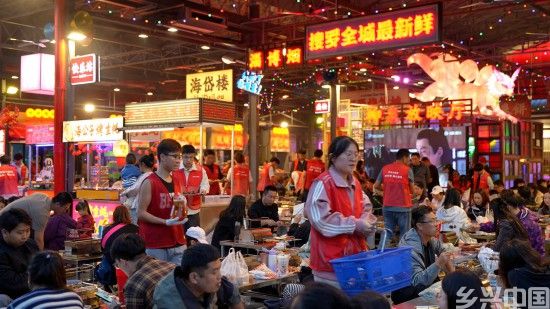国庆假期，阿淄大排档座无虚席。