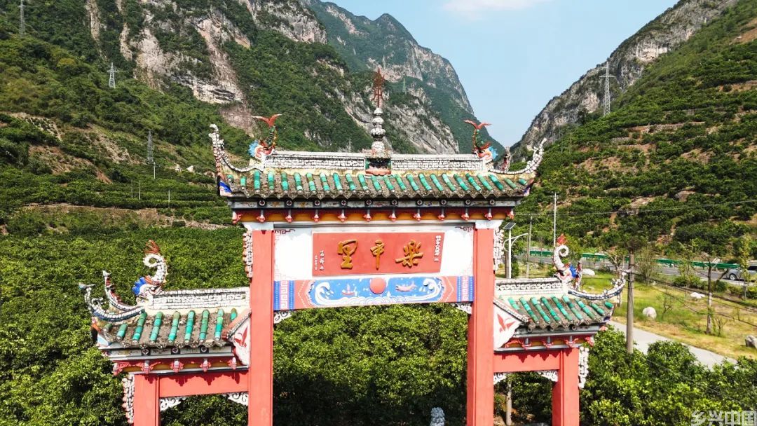 共和国75周年礼赞丨一部诗集，“诗”润屈原村(图1)