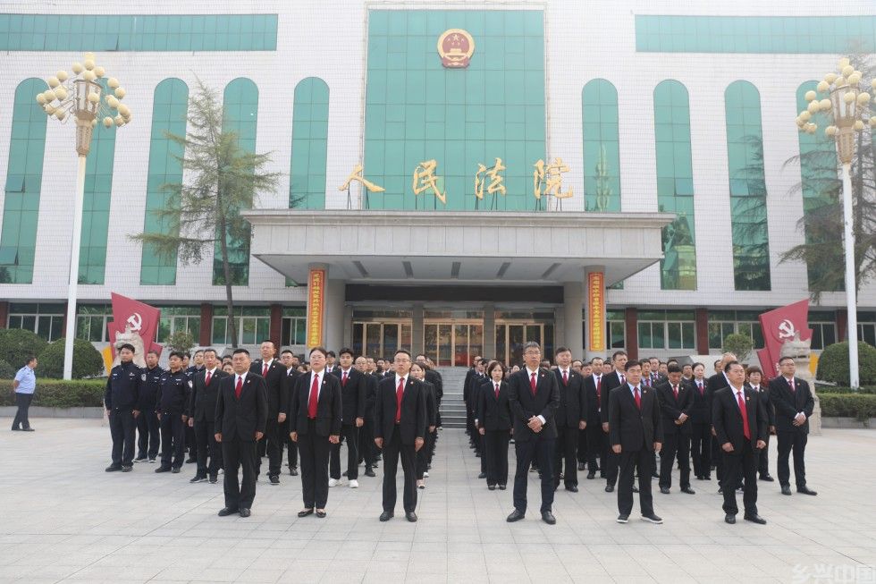 商丘梁园区法院国庆节后第一天举行升国旗仪式(图1)