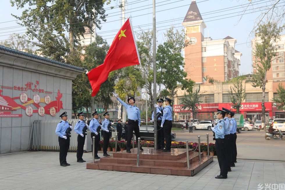 商丘梁园区法院国庆节后第一天举行升国旗仪式(图3)