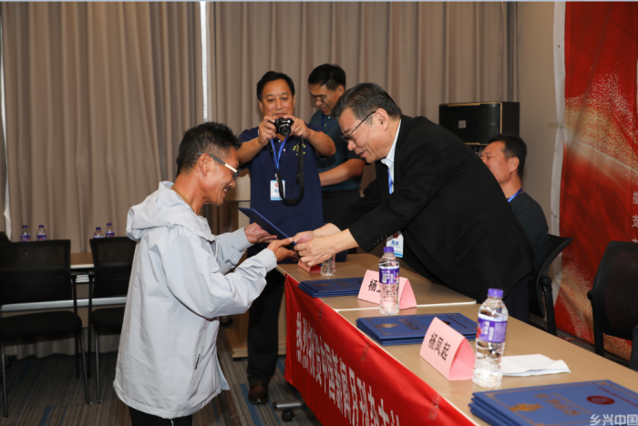 相约七彩云南 共庆祖国华诞 中国新闻月刊杂志社（集团）有限公司成立45周年暨庆祝建国75周年全国文学艺术大奖赛颁奖庆典成功举办(图8)