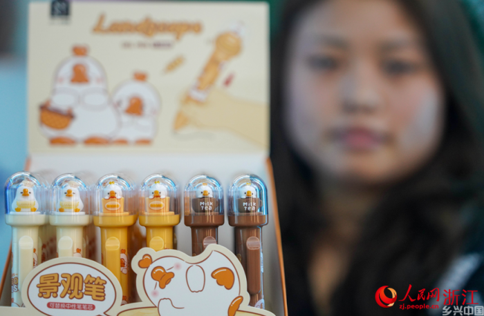 通过融合“波波鹅”这一IP形象，企业创新推出多种衍生品。人民网 章勇涛摄