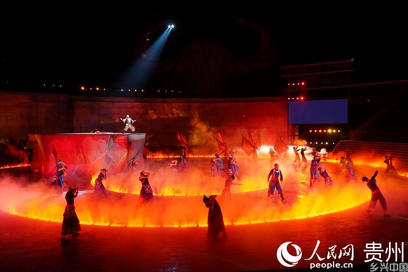 大型实景苗族歌舞诗剧《仰欧桑》演出现场。人民网 阳茜摄