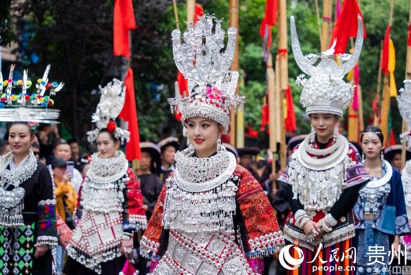身着盛装参加游演的苗族同胞。人民网记者 涂敏摄
